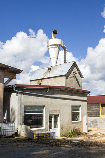 Atelier d'affûtage (K), entre l'atelier de trempage (J) à gauche et le silo à sciure (L) en arrière-plan. © Yves Sancey / Région Bourgogne-Franche-Comté, Inventaire du patrimoine - 2013