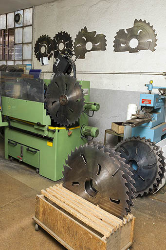 Atelier d'affûtage (K) : machine pour l'affûtage des lames de scie circulaire. © Yves Sancey / Région Bourgogne-Franche-Comté, Inventaire du patrimoine - 2013