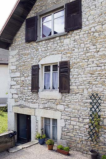 Maison, façade antérieure : accès à l'étage de soubassement. © Yves Sancey / Région Bourgogne-Franche-Comté, Inventaire du patrimoine - 2013