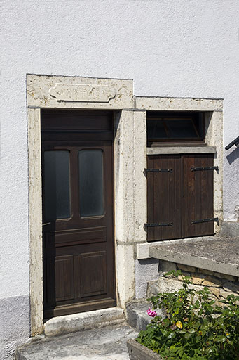 Façade latérale droite : porte avec linteau daté. © Yves Sancey / Région Bourgogne-Franche-Comté, Inventaire du patrimoine - 2013