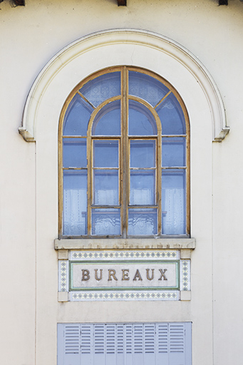 Bureau et laboratoire : fenêtre du premier étage. © Yves Sancey / Région Bourgogne-Franche-Comté, Inventaire du patrimoine - 2013