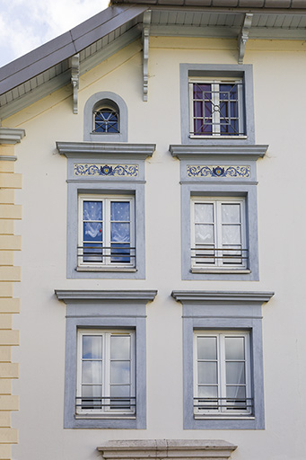 Premier atelier de fabrication, façade latérale gauche : fenêtres et décor. © Yves Sancey / Région Bourgogne-Franche-Comté, Inventaire du patrimoine - 2013