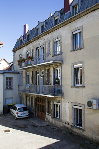 Façade postérieure, de trois quarts droite. © Yves Sancey / Région Bourgogne-Franche-Comté, Inventaire du patrimoine - 2013 Façade postérieure, de trois quarts droite. © Yves Sancey / Région Bourgogne-Franche-Comté, Inventaire du patrimoine - 2013