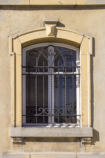 Fenêtre du corps de bâtiment occidental. © Yves Sancey / Région Bourgogne-Franche-Comté, Inventaire du patrimoine - 2013