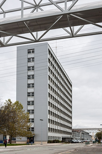 Immeuble de bureaux (Building Centre) vu depuis l'ouest. © Jérôme Mongreville / Région Bourgogne-Franche-Comté, Inventaire du patrimoine - 2013 Immeuble de bureaux (Building Centre) vu depuis l'ouest. © Jérôme Mongreville / Région Bourgogne-Franche-Comté, Inventaire du patrimoine - 2013