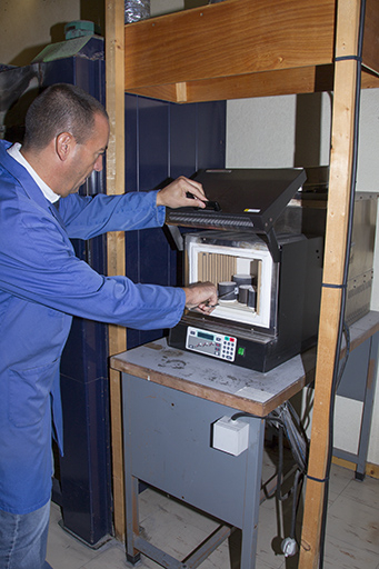 Fonte à la cire perdue : cuisson des moules réfractaires. © Yves Sancey / Région Bourgogne-Franche-Comté, Inventaire du patrimoine - 2013