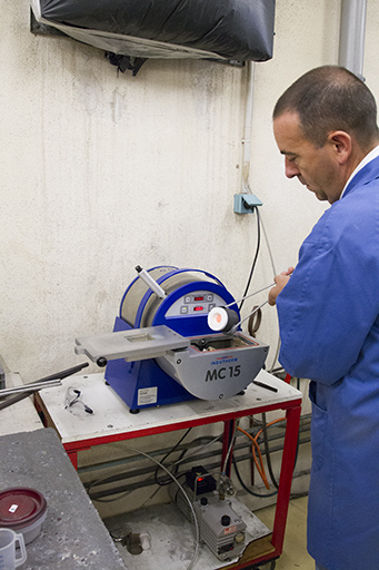 Fonte à la cire perdue : sortie du moule hors du four. © Yves Sancey / Région Bourgogne-Franche-Comté, Inventaire du patrimoine - 2013