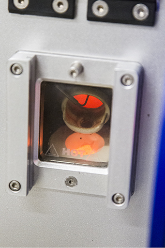 Fonte à la cire perdue : le moule rempli de métal fondu. © Yves Sancey / Région Bourgogne-Franche-Comté, Inventaire du patrimoine - 2013