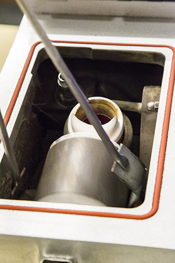 Fonte à la cire perdue : sortie du moule hors du four. © Yves Sancey / Région Bourgogne-Franche-Comté, Inventaire du patrimoine - 2013