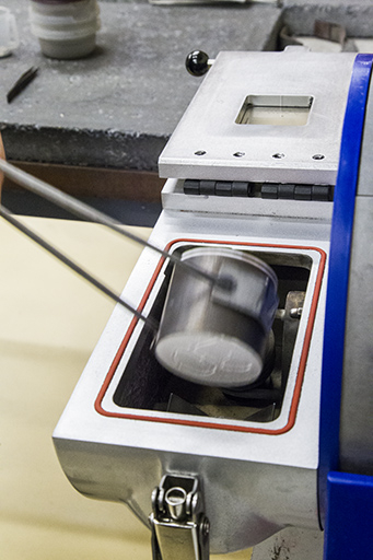 Fonte à la cire perdue : sortie du moule hors du four. © Yves Sancey / Région Bourgogne-Franche-Comté, Inventaire du patrimoine - 2013