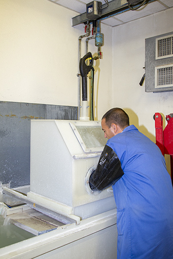 Fonte à la cire perdue : nettoyage des arbres en métal à l'aide d'eau sous pression. © Yves Sancey / Région Bourgogne-Franche-Comté, Inventaire du patrimoine - 2013