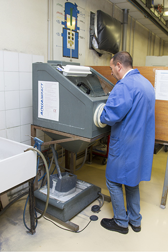 Fonte à la cire perdue : nettoyage des arbres en métal à l'aide de microbilles métalliques. © Yves Sancey / Région Bourgogne-Franche-Comté, Inventaire du patrimoine - 2013