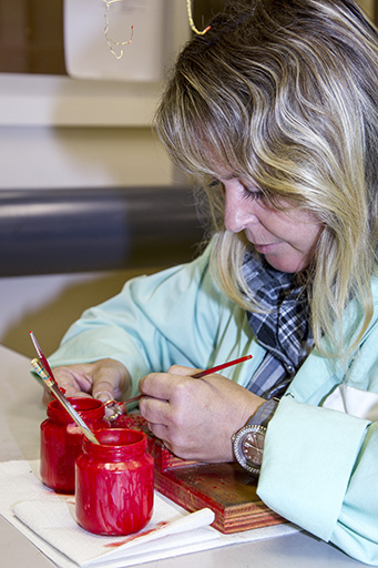 Atelier de traitement de surface : préparation d'une alliance (application de vernis rouge aux endroits qui seront épargnés). © Yves Sancey / Région Bourgogne-Franche-Comté, Inventaire du patrimoine - 2013