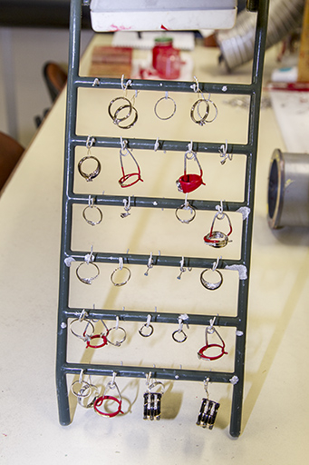 Atelier de traitement de surface : bouclard portant des alliances avant passage dans les bains galvanoplastiques. © Yves Sancey / Région Bourgogne-Franche-Comté, Inventaire du patrimoine - 2013