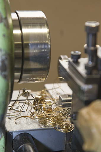 Usinage : copeaux issus de la découpe d'un tube. © Yves Sancey / Région Bourgogne-Franche-Comté, Inventaire du patrimoine - 2013
