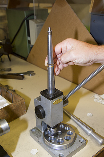 Usinage : montage mécanique de deux rondelles. © Yves Sancey / Région Bourgogne-Franche-Comté, Inventaire du patrimoine - 2013