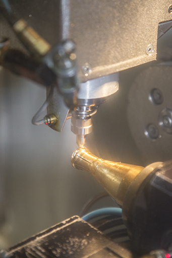 Usinage : facettage via la module de droite de la machine. © Yves Sancey / Région Bourgogne-Franche-Comté, Inventaire du patrimoine - 2013