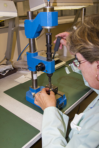 Atelier de poinçonnage : poinçonnage d'une alliance. © Yves Sancey / Région Bourgogne-Franche-Comté, Inventaire du patrimoine - 2013