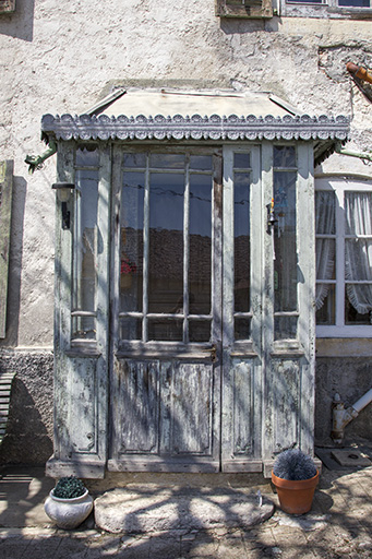 Façade antérieure : véranda. © Yves Sancey / Région Bourgogne-Franche-Comté, Inventaire du patrimoine - 2013 Façade antérieure : véranda. © Yves Sancey / Région Bourgogne-Franche-Comté, Inventaire du patrimoine - 2013