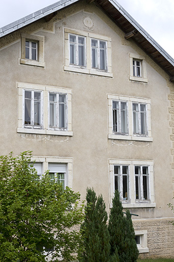 Façade latérale droite, de trois quarts gauche. © Yves Sancey / Région Bourgogne-Franche-Comté, Inventaire du patrimoine - 2013