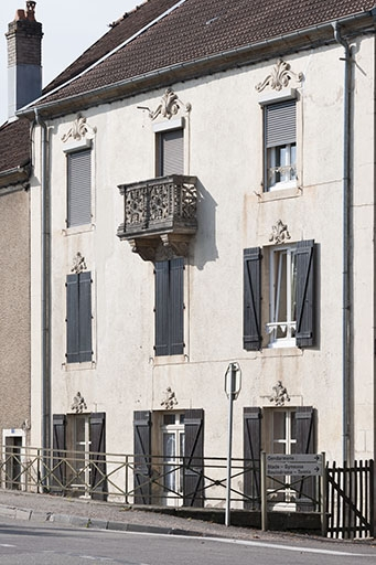 Façade antérieure sur la rue du Général Détrie : vue rapprochée. © Jérôme Mongreville / Région Bourgogne-Franche-Comté, Inventaire du patrimoine - 2013