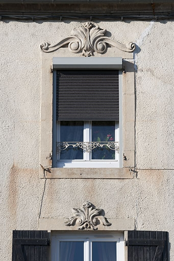 Façade antérieure : détail, décor des baies. © Jérôme Mongreville / Région Bourgogne-Franche-Comté, Inventaire du patrimoine - 2013
