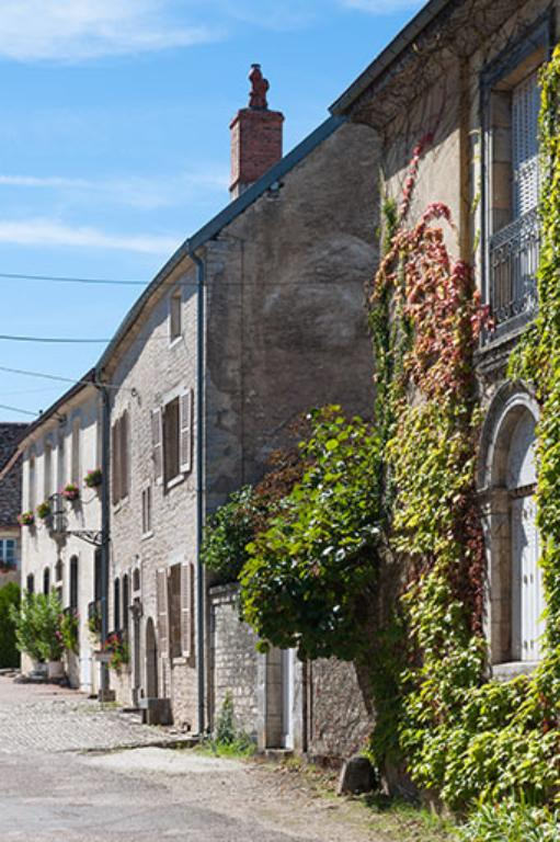 Rue du Bourg, vue depuis l'est © Jérôme Mongreville / Région Bourgogne-Franche-Comté, Inventaire du patrimoine - 2013