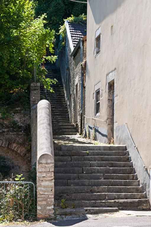 Escalier menant de la Grande Rue au château © Jérôme Mongreville / Région Bourgogne-Franche-Comté, Inventaire du patrimoine - 2013 Escalier menant de la Grande Rue au château © Jérôme Mongreville / Région Bourgogne-Franche-Comté, Inventaire du patrimoine - 2013