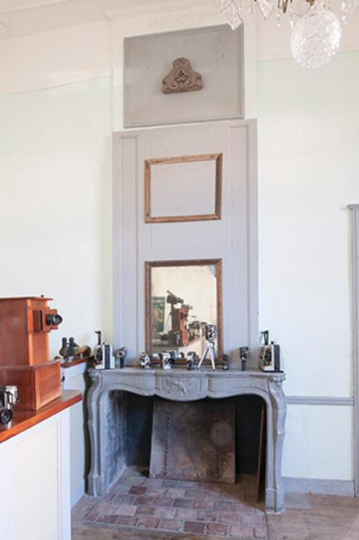 Cheminée en marbre située dans la pièce la plus au sud de l'aile ouest © Jérôme Mongreville / Région Bourgogne-Franche-Comté, Inventaire du patrimoine - 2013