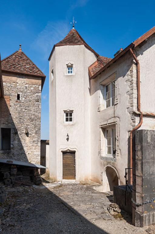 Tour d'escalier de l'ancienne maison située au nord-ouest © Jérôme Mongreville / Région Bourgogne-Franche-Comté, Inventaire du patrimoine - 2013 Tour d'escalier de l'ancienne maison située au nord-ouest © Jérôme Mongreville / Région Bourgogne-Franche-Comté, Inventaire du patrimoine - 2013