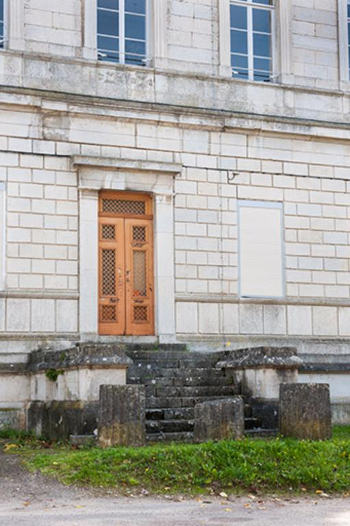 Porte de la façade nord © Jérôme Mongreville / Région Bourgogne-Franche-Comté, Inventaire du patrimoine - 2013