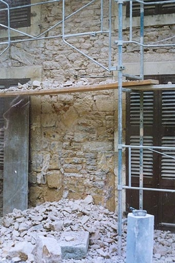 [Recrépissage de la façade antérieure : anciens linteaux du rez-de-chaussée], 1996. © Jérôme Mongreville / Région Bourgogne-Franche-Comté, Inventaire du patrimoine - 2013