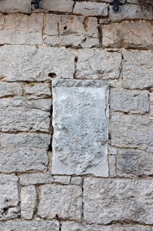 Détail d'un blason martelé situé sur la tour © Jérôme Mongreville / Région Bourgogne-Franche-Comté, Inventaire du patrimoine - 2013