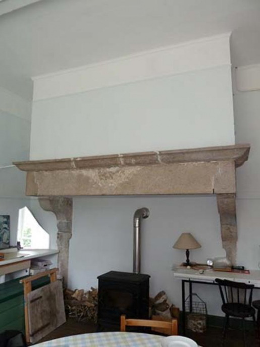 Cheminée de l'une des salles (ouest) du rez-de-chaussée  © Sabrina Dalibard / Région Bourgogne-Franche-Comté, Inventaire du patrimoine - 2013