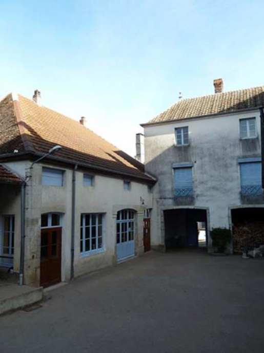 Le porche et la bâtiment situé au nord © Sabrina Dalibard / Région Bourgogne-Franche-Comté, Inventaire du patrimoine - 2013