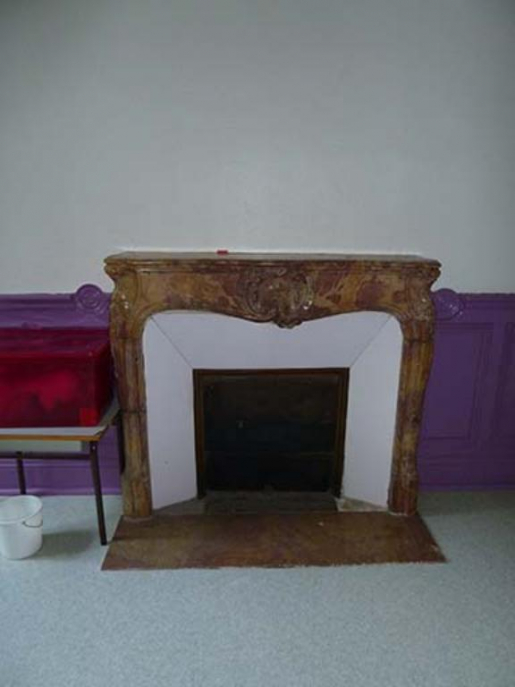 Cheminée en marbre de la partie sud-ouest © Sabrina Dalibard / Région Bourgogne-Franche-Comté, Inventaire du patrimoine - 2013