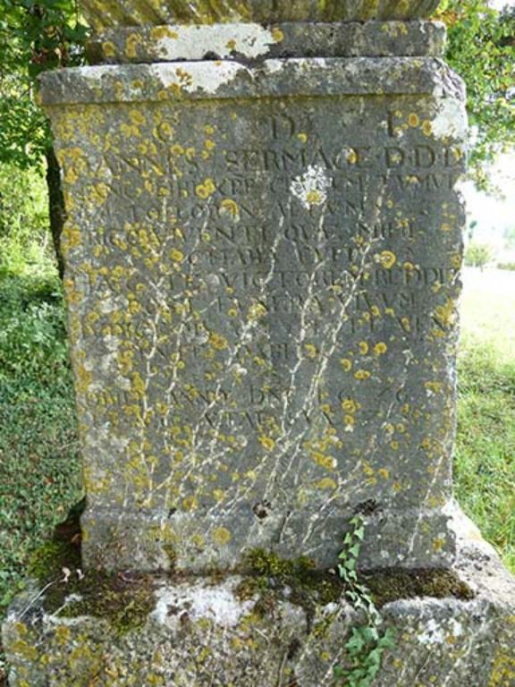 Détail du socle de la croix situé au nord des bâtiments © Sabrina Dalibard / Région Bourgogne-Franche-Comté, Inventaire du patrimoine - 2013