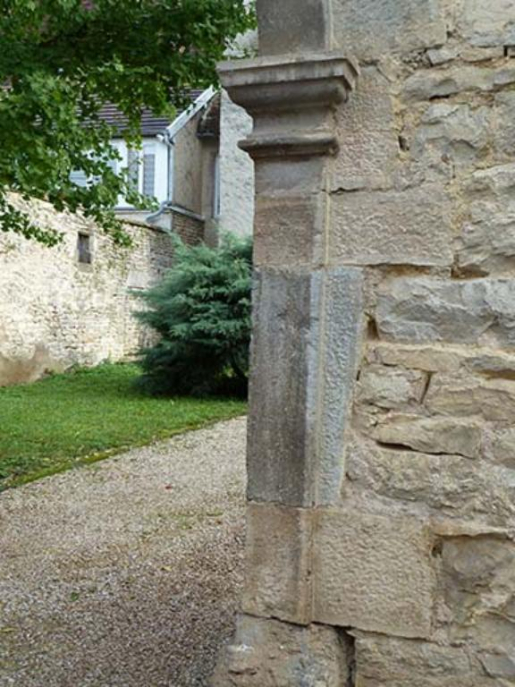 Détail de l'un des piédroits de la porte cochère © Sabrina Dalibard / Région Bourgogne-Franche-Comté, Inventaire du patrimoine - 2013 Détail de l'un des piédroits de la porte cochère © Sabrina Dalibard / Région Bourgogne-Franche-Comté, Inventaire du patrimoine - 2013