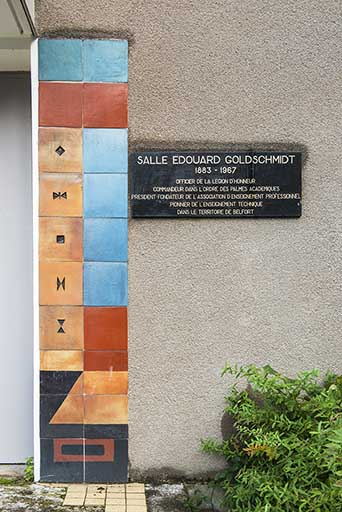 Oeuvre de Bizette. Détail du panneau droit flanquant l'entrée. © Mary Ruffinoni / Région Bourgogne-Franche-Comté, Inventaire du patrimoine - 2013