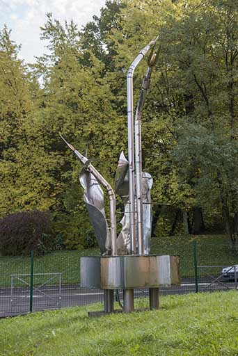 Vue postérieure de la sculpture de Noël Thomann le long de la rue Louis Marchal. © Mary Ruffinoni / Région Bourgogne-Franche-Comté, Inventaire du patrimoine - 2013