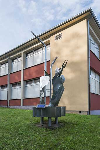 Sculpture de Noël Thomann à l'angle nord-est de la barre nord de l'externat. © Mary Ruffinoni / Région Bourgogne-Franche-Comté, Inventaire du patrimoine - 2013
