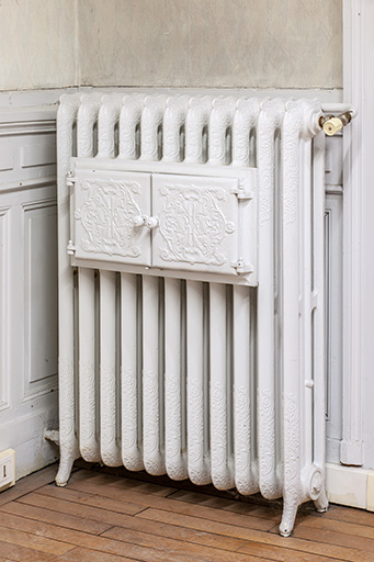 Bâtiment de l'administration, 1er étage : radiateur à chauffe-plat. © Jérôme Mongreville / Région Bourgogne-Franche-Comté, Inventaire du patrimoine - 2014 Bâtiment de l'administration, 1er étage : radiateur à chauffe-plat. © Jérôme Mongreville / Région Bourgogne-Franche-Comté, Inventaire du patrimoine - 2014
