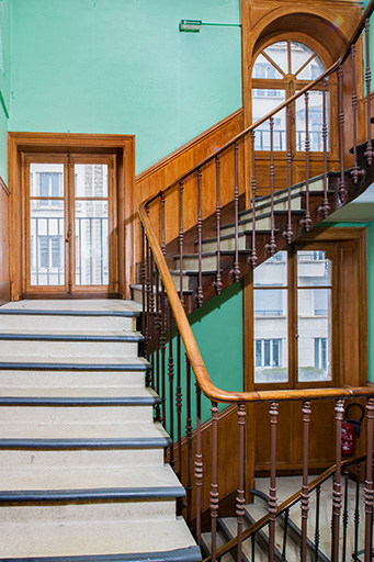 Bâtiment de l'administration, cage d'escalier : volées du 1er au 2e étage. © Jérôme Mongreville / Région Bourgogne-Franche-Comté, Inventaire du patrimoine - 2014 Bâtiment de l'administration, cage d'escalier : volées du 1er au 2e étage. © Jérôme Mongreville / Région Bourgogne-Franche-Comté, Inventaire du patrimoine - 2014