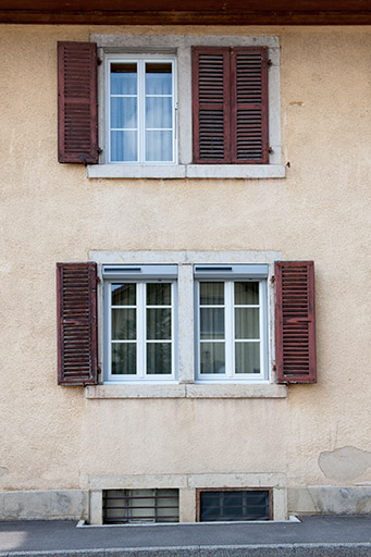 Logement patronal : fenêtres horlogères côté rue. © Jérôme Mongreville / Région Bourgogne-Franche-Comté, Inventaire du patrimoine - 2014 Logement patronal : fenêtres horlogères côté rue. © Jérôme Mongreville / Région Bourgogne-Franche-Comté, Inventaire du patrimoine - 2014