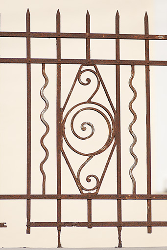 Motif de la grille de clôture. © Jérôme Mongreville / Région Bourgogne-Franche-Comté, Inventaire du patrimoine - 2014
