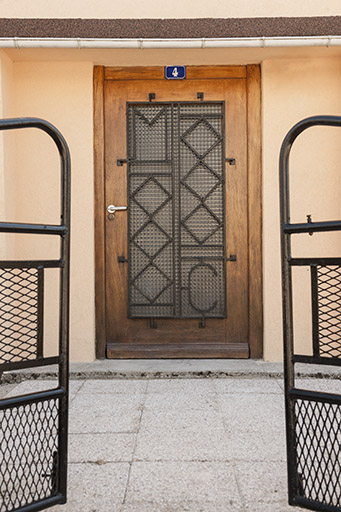 Maison et atelier de Marc Morel (au n° 4) : monogramme ornant l'entrée. © Jérôme Mongreville / Région Bourgogne-Franche-Comté, Inventaire du patrimoine - 2014