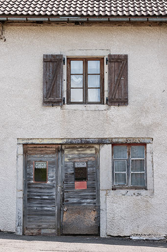Ferme : porte et fenêtres sur la face latérale gauche. © Jérôme Mongreville / Région Bourgogne-Franche-Comté, Inventaire du patrimoine - 2014