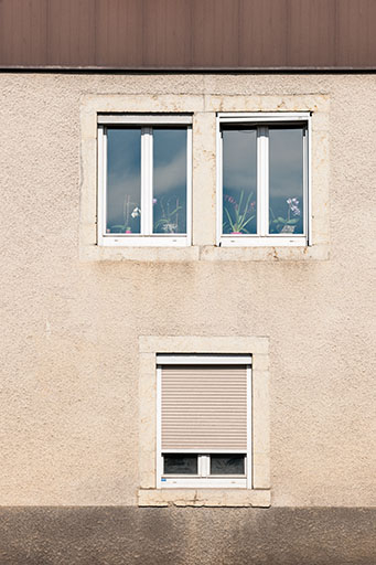 Ferme : fenêtres horlogères sur la partie droite de la façade antérieure. © Jérôme Mongreville / Région Bourgogne-Franche-Comté, Inventaire du patrimoine - 2014