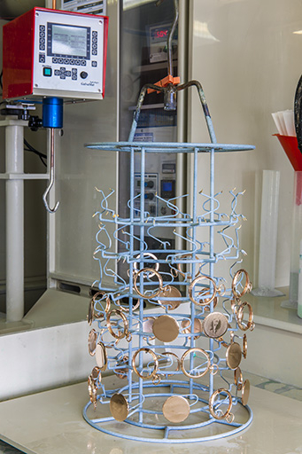 Usine : atelier de galvanoplastie (bouclard garni d'éléments de montre de gousset). © Jérôme Mongreville / Région Bourgogne-Franche-Comté, Inventaire du patrimoine - 2014