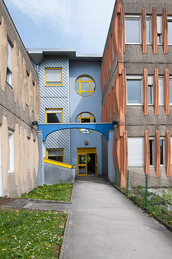 Au nord-est de la cour, l'entrée du bâtiment des classes préparatoires aux grandes écoles. © Jérôme Mongreville / Région Bourgogne-Franche-Comté, Inventaire du patrimoine - 2014